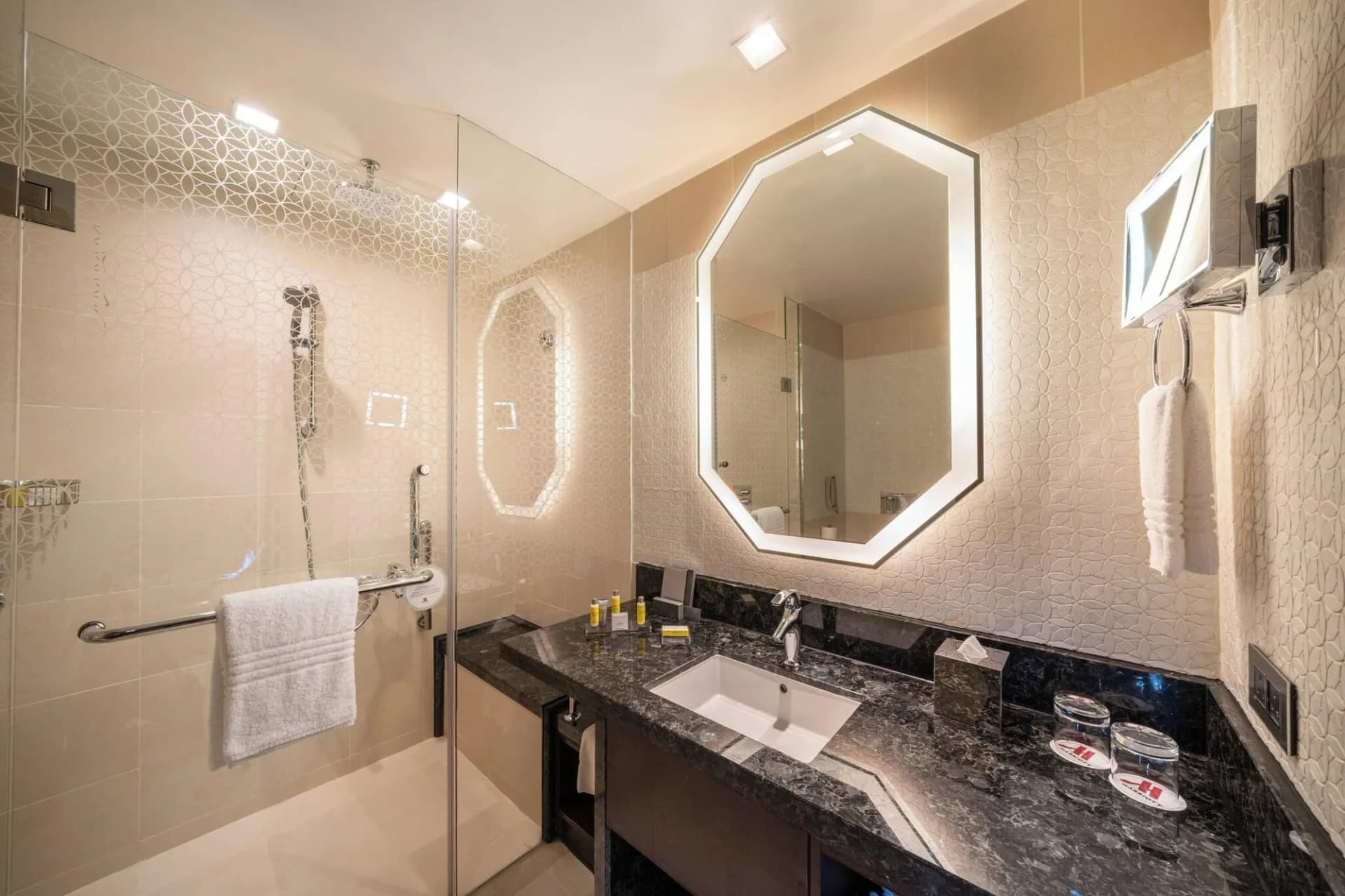 3 Kişilik Oda, 3 tek kişilik yatak (Harem manzaralı)